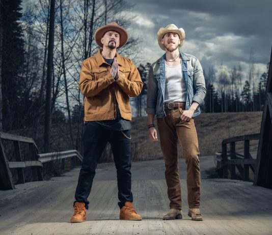 ”Minulla on pyssyt ladattuna jollain, mitä tässä maassa ei ole tehty aikaisemmin” – Brädi yhdistää hiphopin ja countryn uudella singlellään