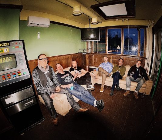 Heiskanen & Muut palaa areenalle – Uusi single ”Väärät signaalit” tarjoilee surutonta rillumarei-rockia