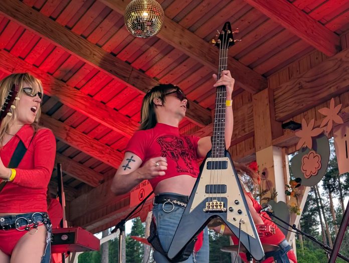 Ihmemaa satanen live1 Satanen esiintyy Ihmemaa-festivaalin lavalla.