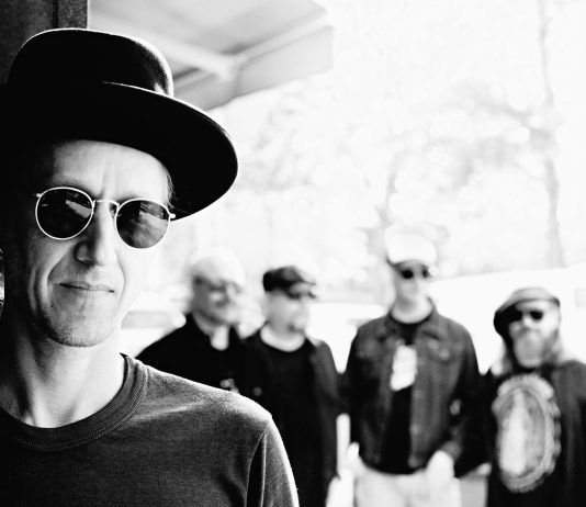 Raivo Jacksonin uudella singlellä ”Babes in the Woods” tumman Nordic Noirin rinnalle nousee valoa