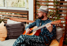 Ufo Mustosen uusi single ”Matka Manalaan” on ensipuraisu tulevalta kamaripop-albumilta