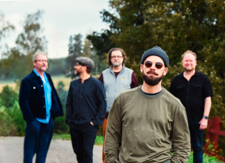 Ufo Mustonen ui syviin vesiin – uusi Aaltoja-albumi on lämminhenkistä kamaripoppia